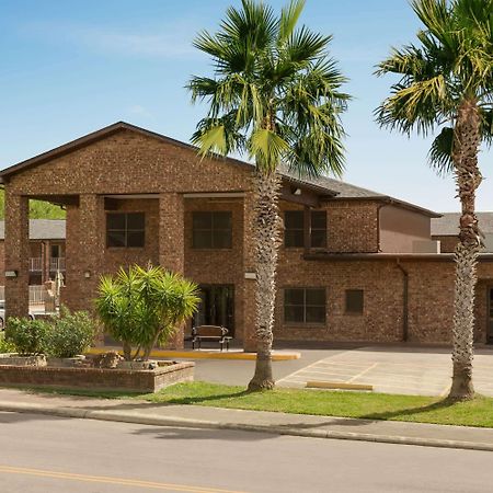 Super 8 By Wyndham Universal City Exterior foto