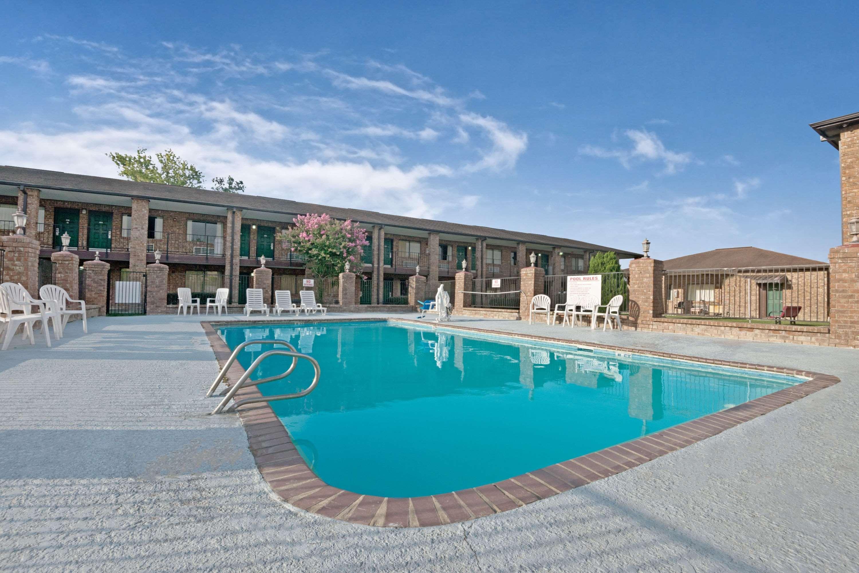 Super 8 By Wyndham Universal City Exterior foto