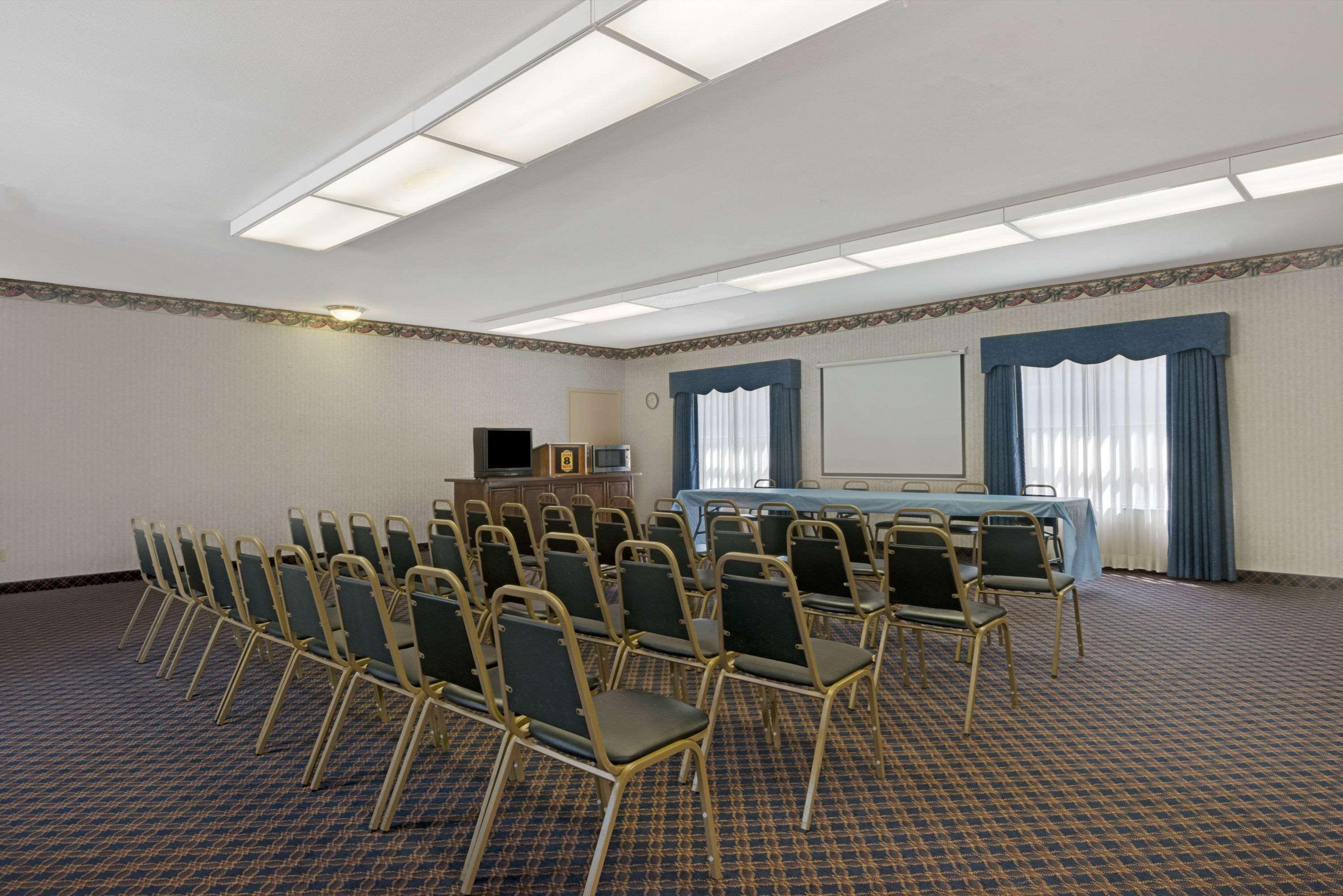 Super 8 By Wyndham Universal City Exterior foto
