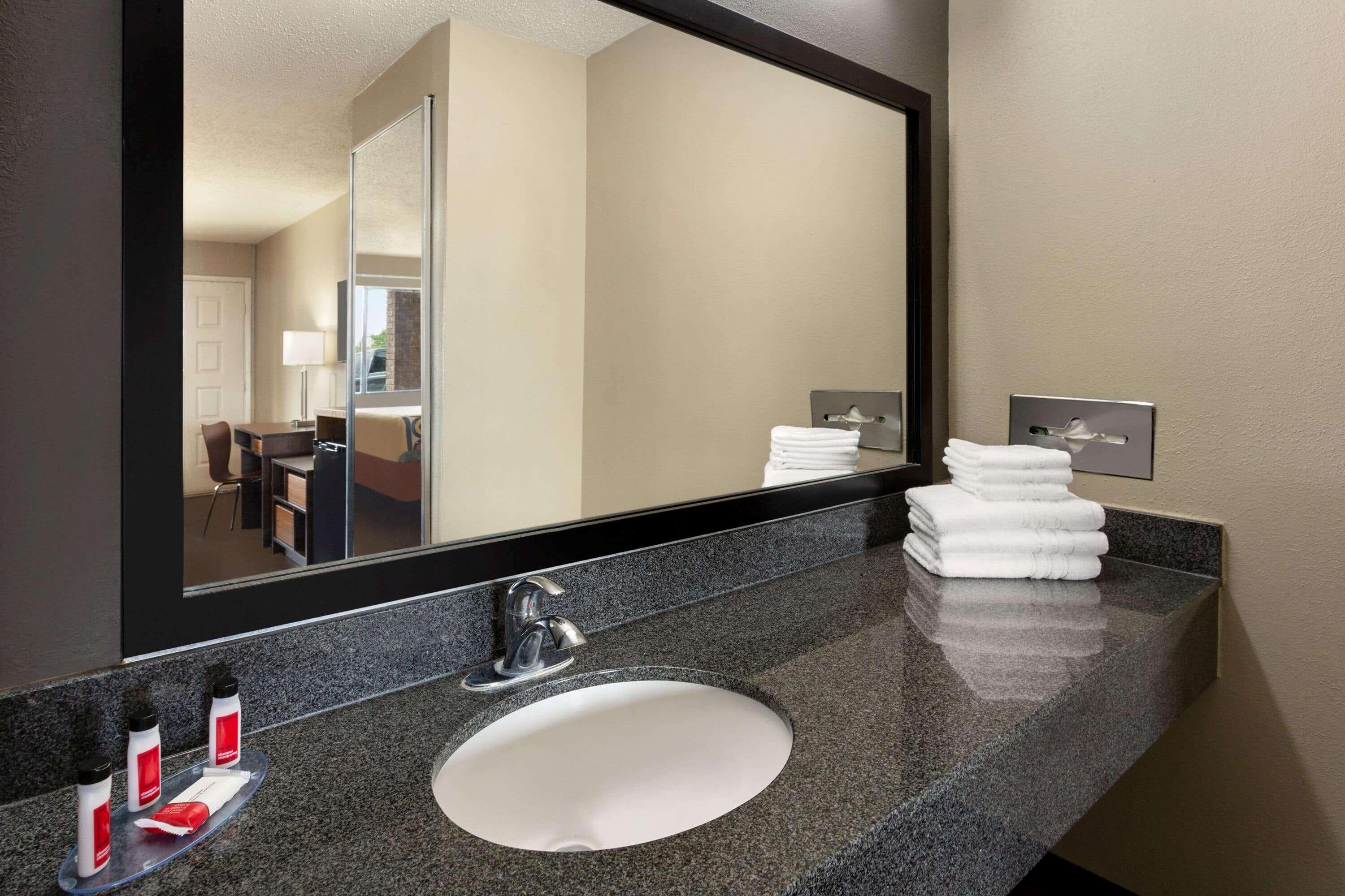Super 8 By Wyndham Universal City Exterior foto