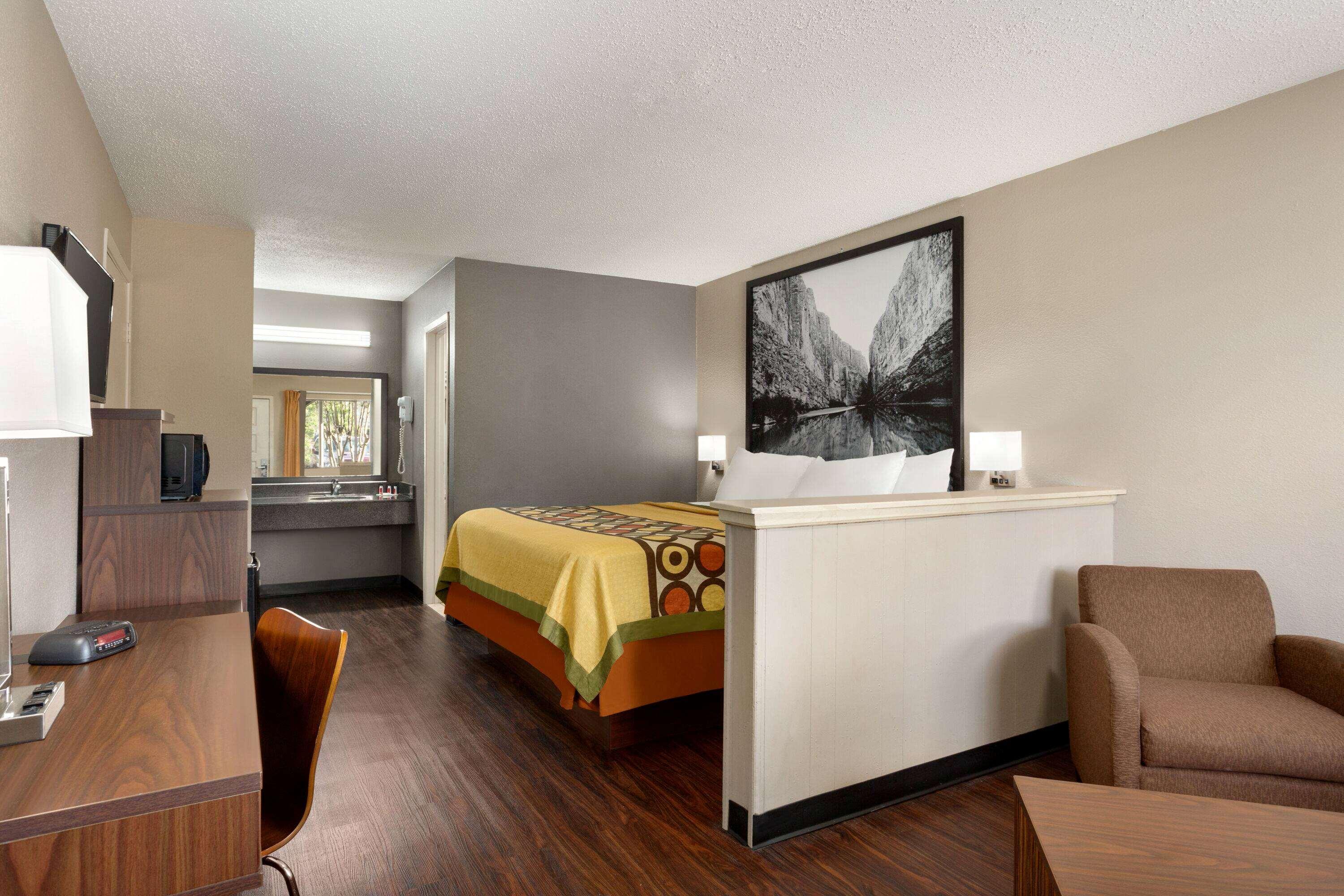 Super 8 By Wyndham Universal City Exterior foto