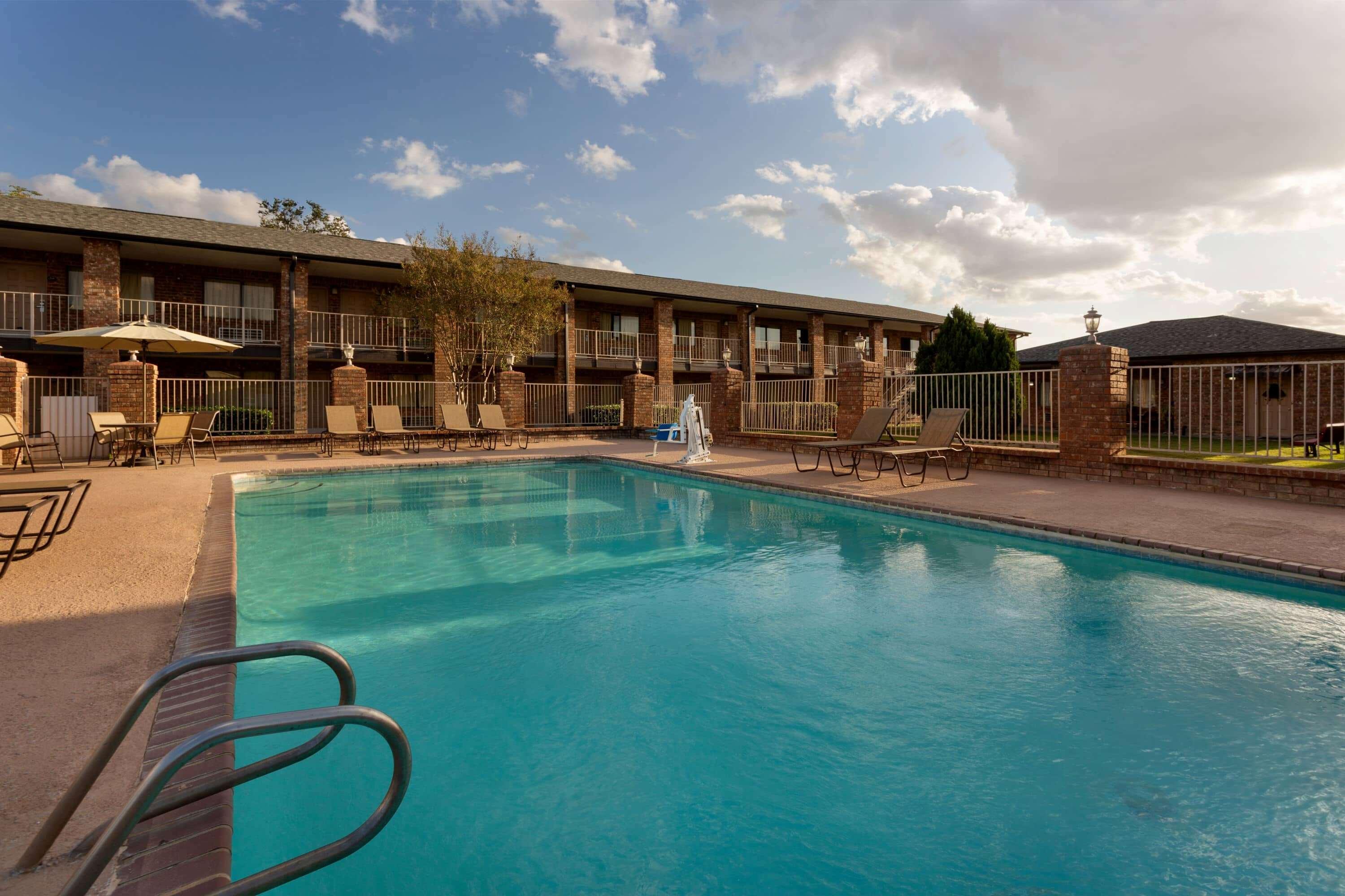 Super 8 By Wyndham Universal City Exterior foto