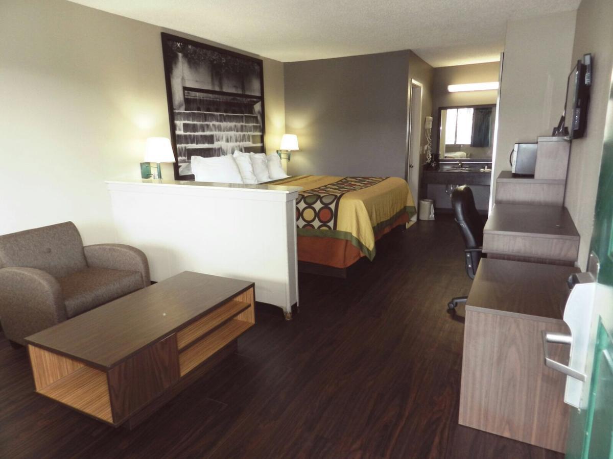 Super 8 By Wyndham Universal City Exterior foto